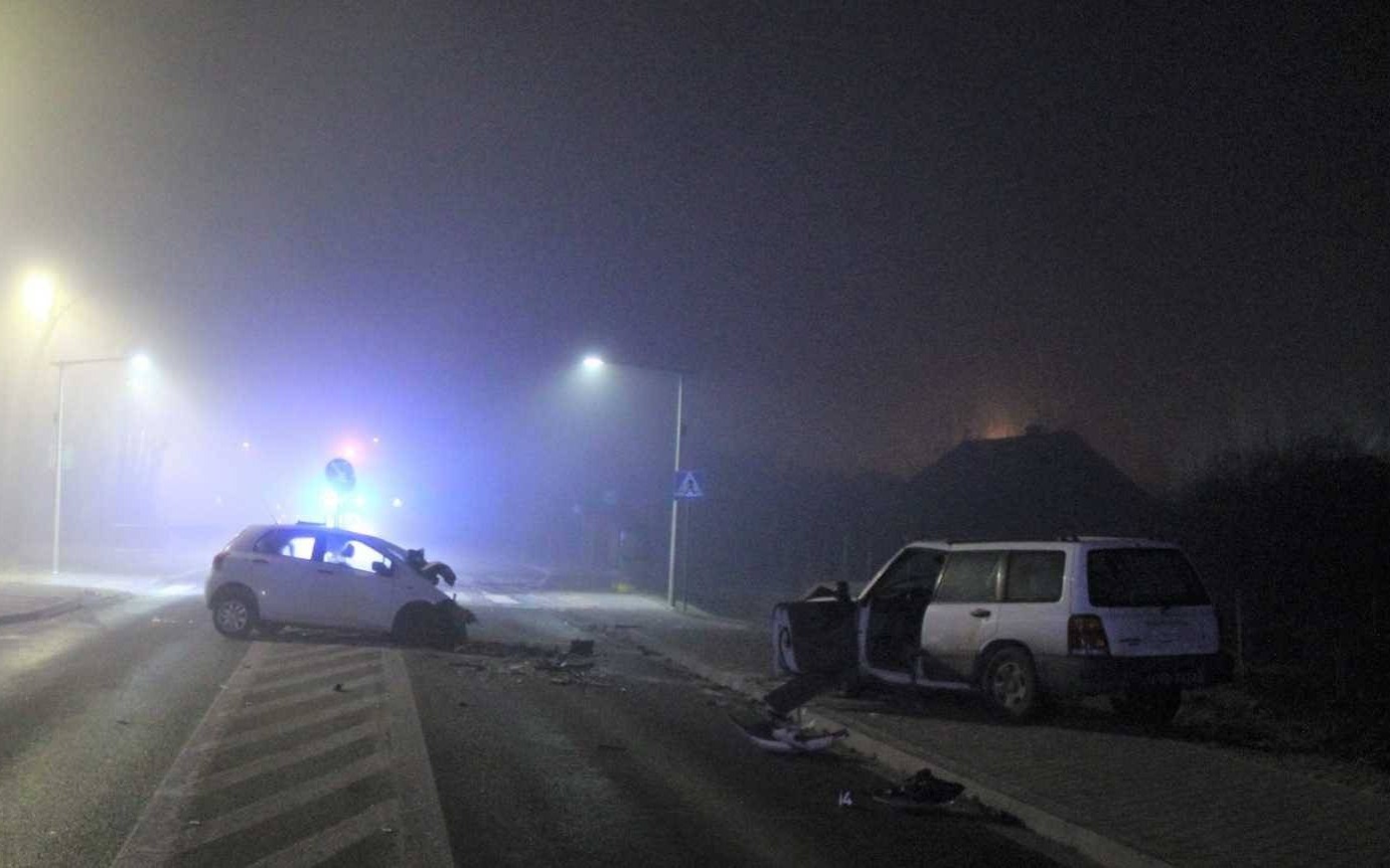 Nocne zderzenie dwóch osobówek. Kobieta poważnie ranna – FOTO