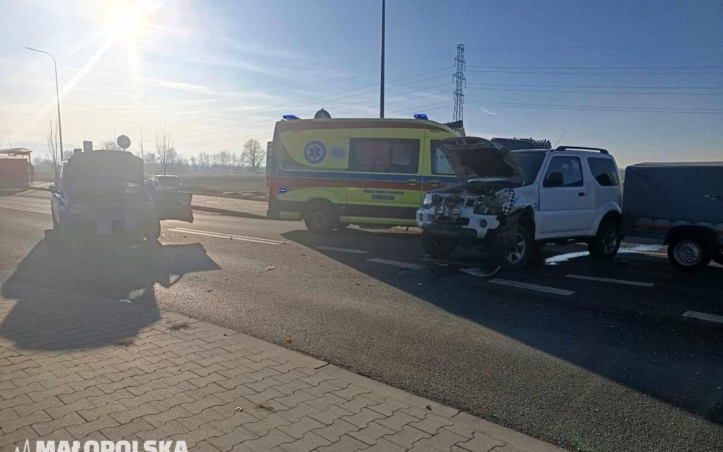 Zderzenie dwóch osobówek. Trakt z Oświęcimia do Kęt zablokowany – FOTO