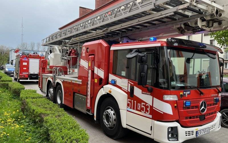 Seniorka potrzebowała pomocy. Strażacy wyważyli drzwi do mieszkania