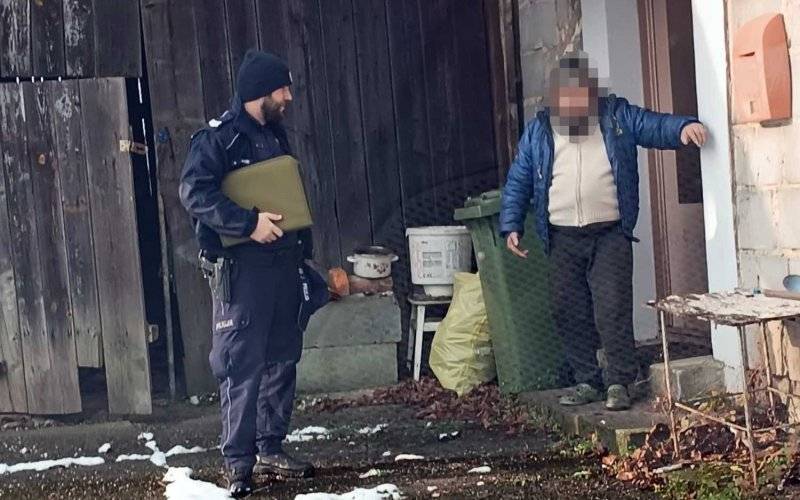 Akcja Zima. Dzielnicowi odwiedzają samotnie mieszkających seniorów