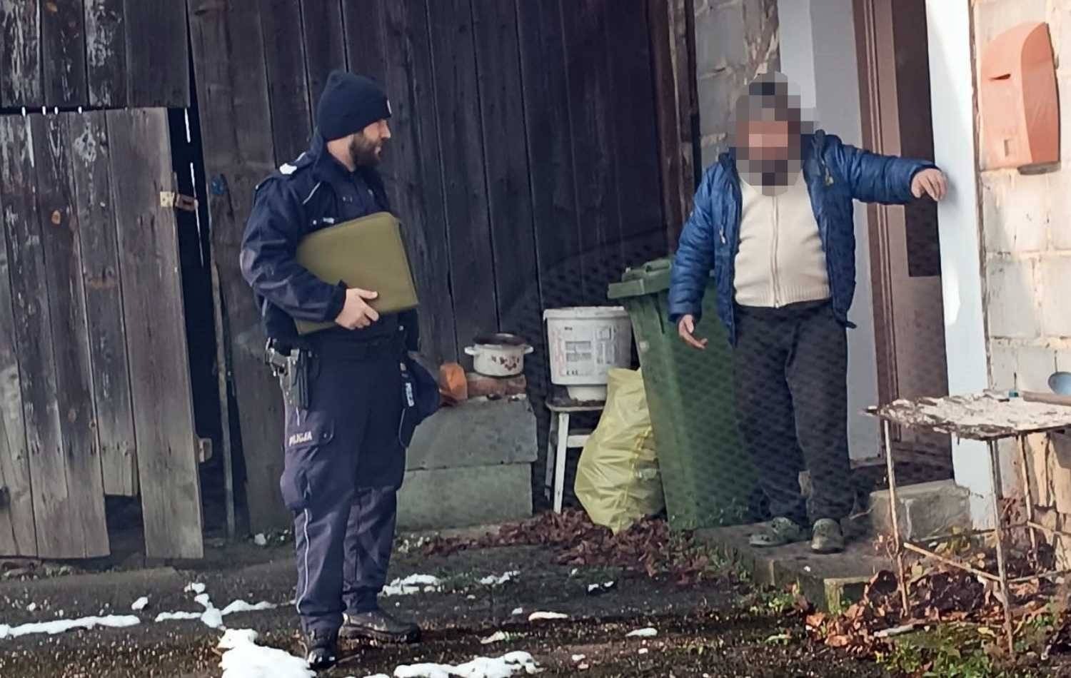 Akcja Zima. Dzielnicowi odwiedzają samotnie mieszkających seniorów