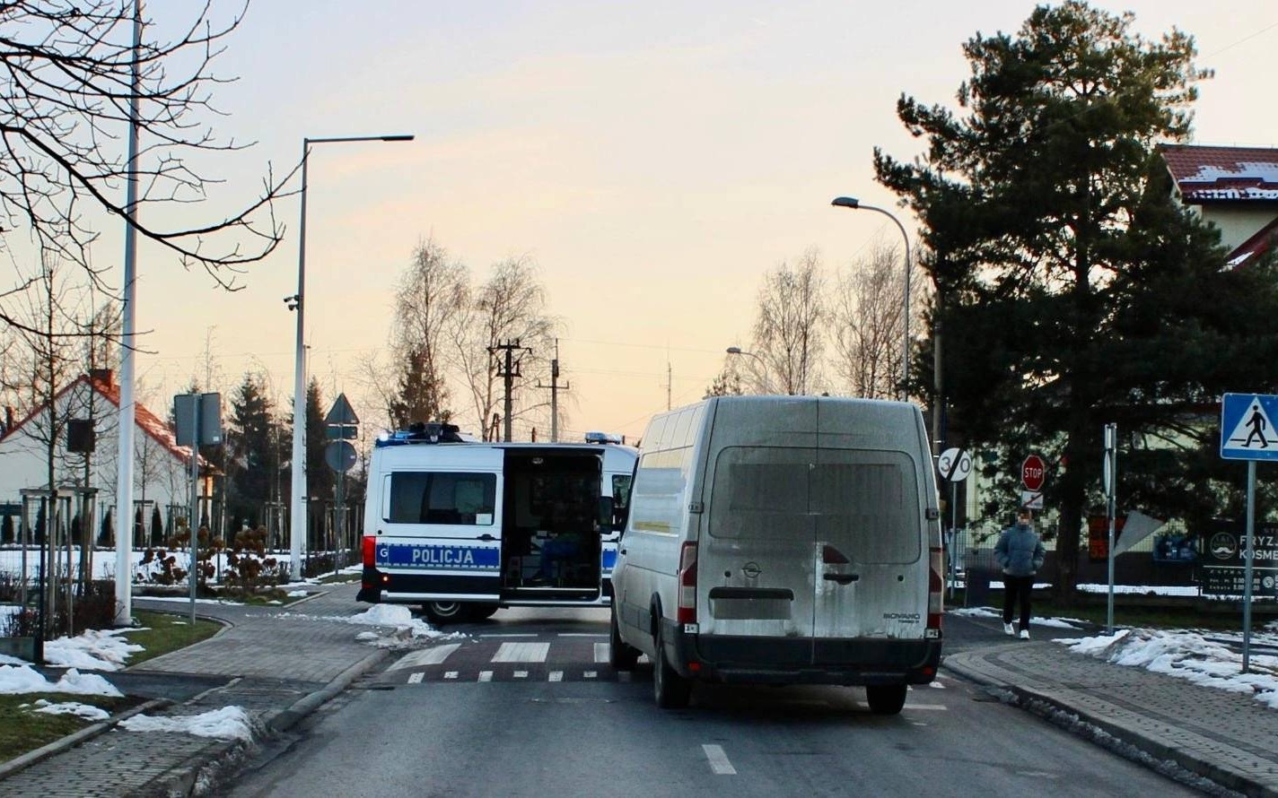 Potrącenie na przejściu w Zatorze. 62-latek trafił do szpitala
