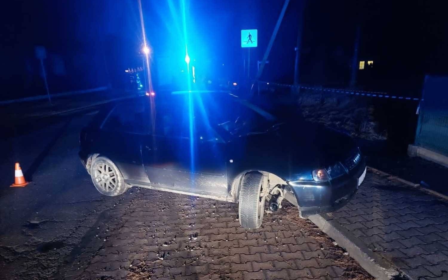 Audi wypadło z drogi, opel potrącił rowerzystę