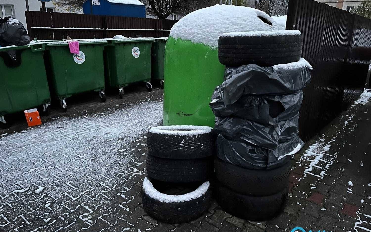 Śmietnikowe składy zużytych opon i choinek – FOTO