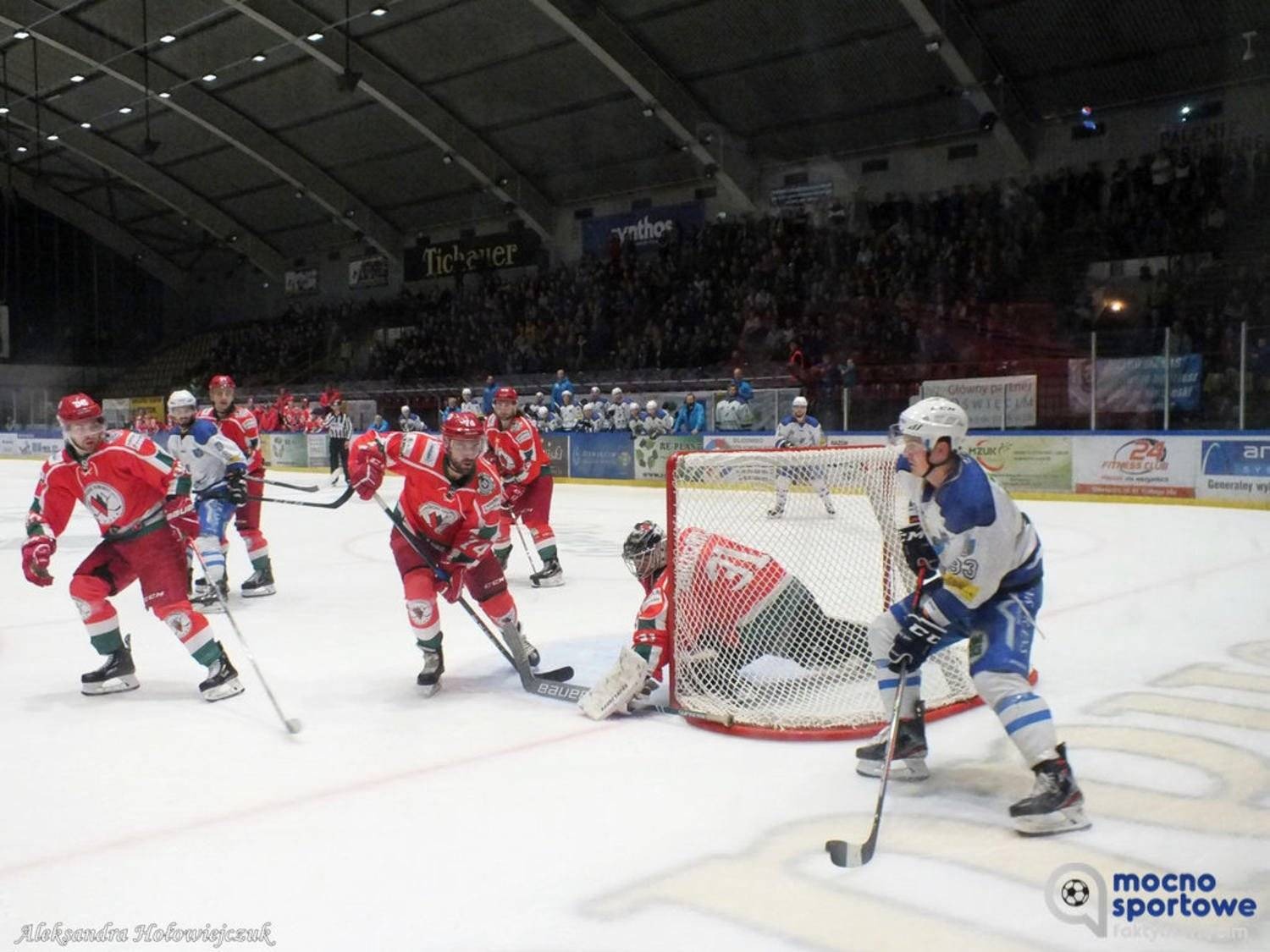 Hokeiści zagrają w piłkarską środę