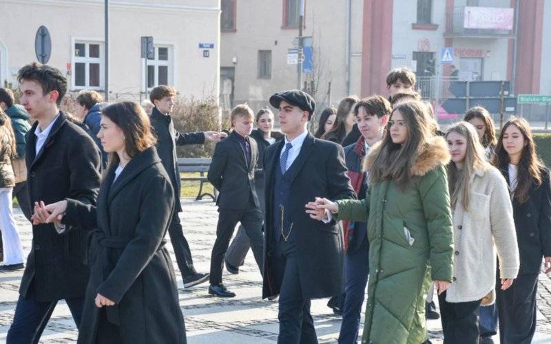 Konkurs, sztuka i polonez. Uczniowie Wyspiana świętowali – FILM, FOTO