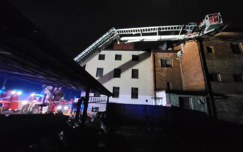 Pożar domu w Rudzach. 60 strażaków w akcji – FOTO