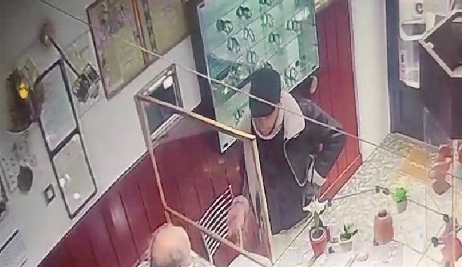 Ukradł palety ze złotem i uciekł. Rozpoznajesz go? – FOTO