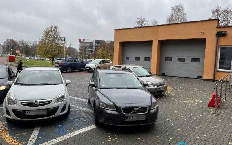 Parkingowa wolnoamerykanka na terenie szpitala – FOTO