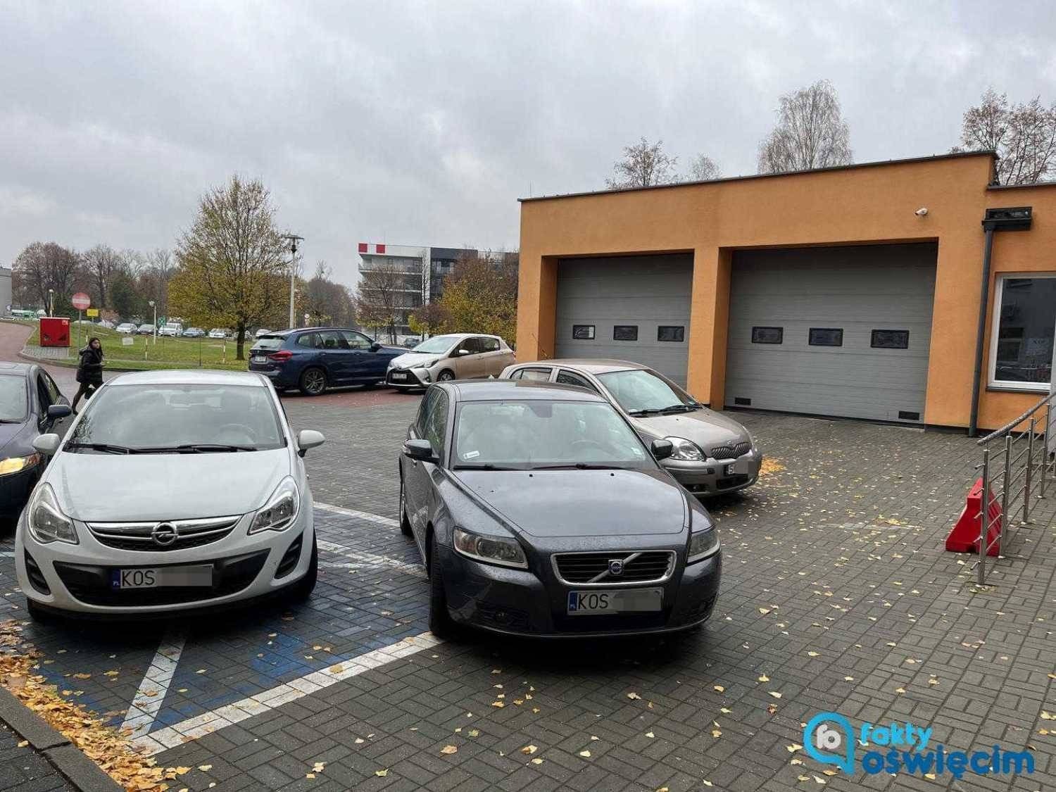 Parkingowa wolnoamerykanka na terenie szpitala – FOTO