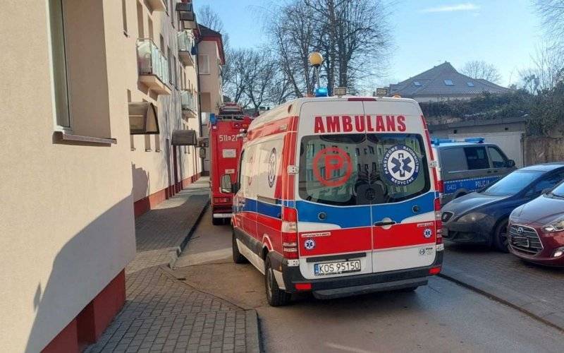 Seniorka była sama w mieszkaniu. Wymagała pomocy służb ratunkowych