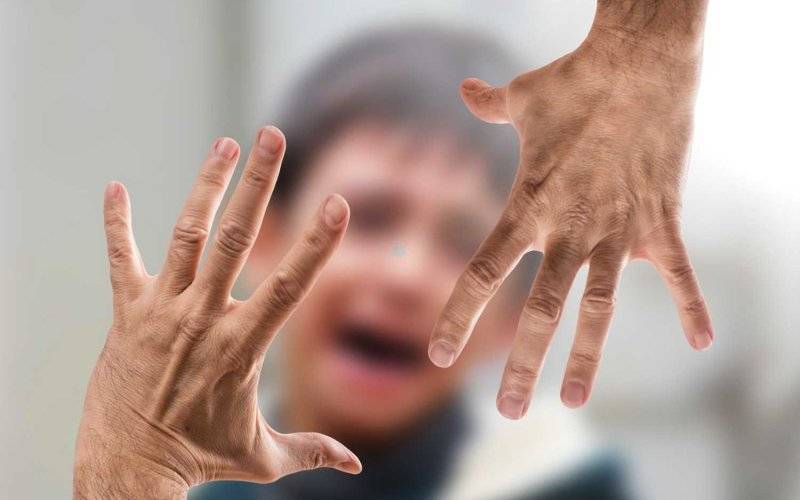Szkoła zareagowała na przemoc domową. Ojciec ośmiolatki z zarzutami