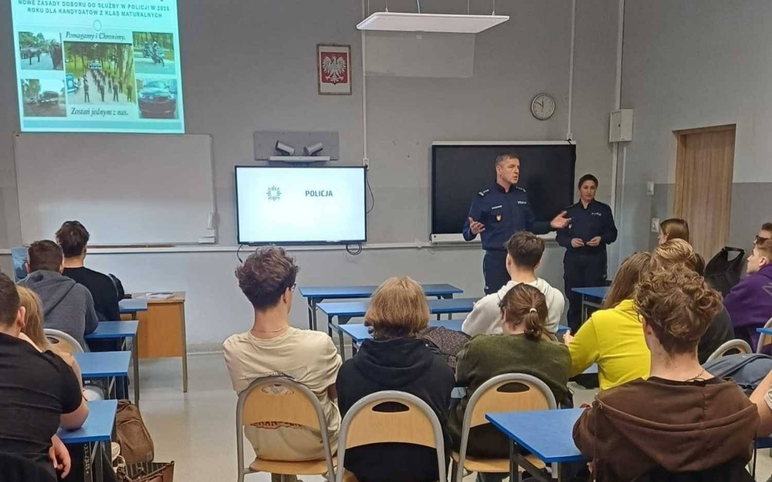 Zachęcają młodzież do służby w policji
