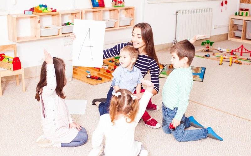 Codzienność pełna uśmiechów – odkryj zawód opiekuna dziecięcego