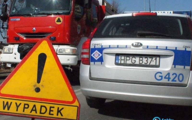 Zderzenie osobówki z busem. Droga krajowa zablokowana