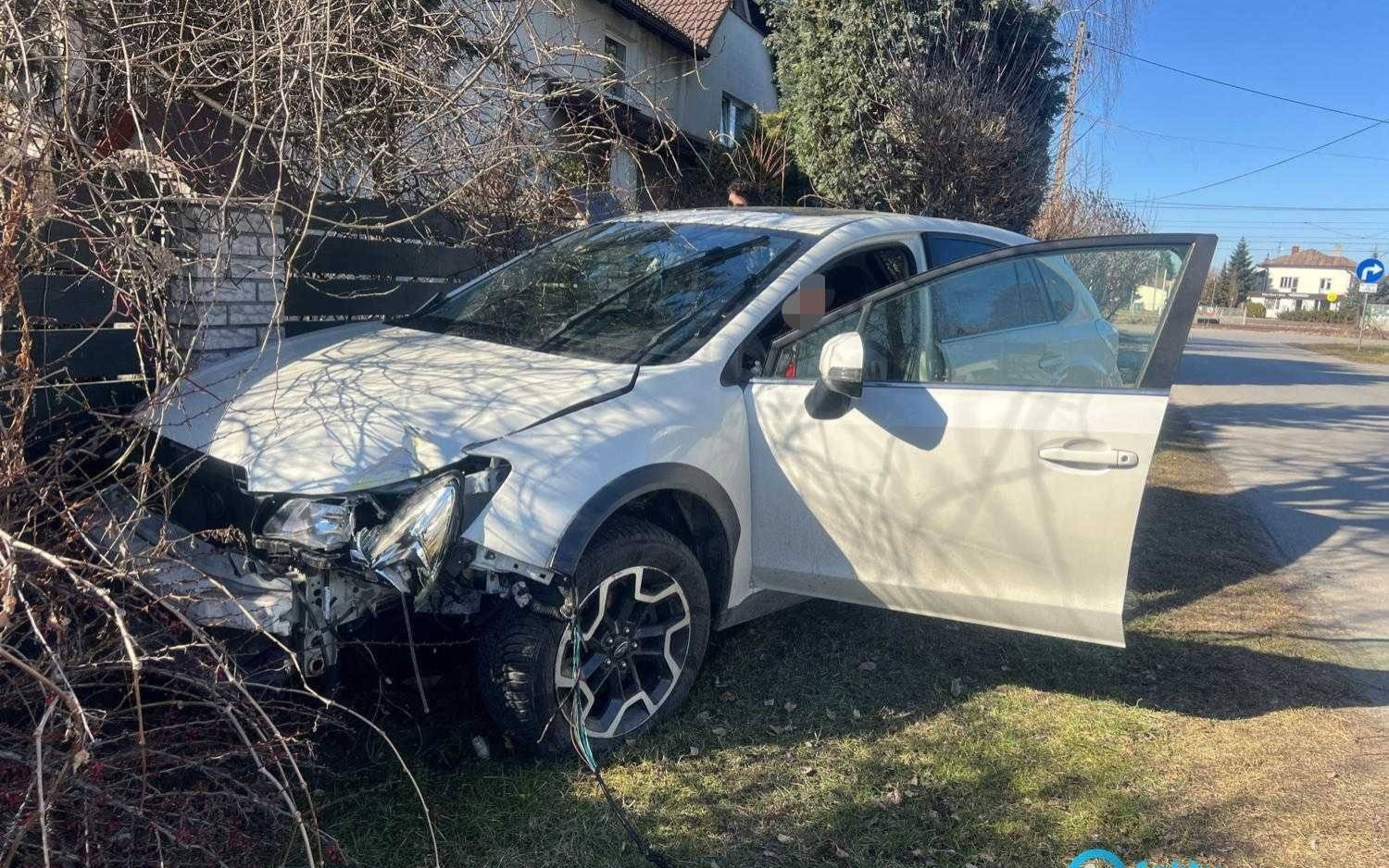 Skasował dwie barierki, zatrzymało go ogrodzenie – FOTO