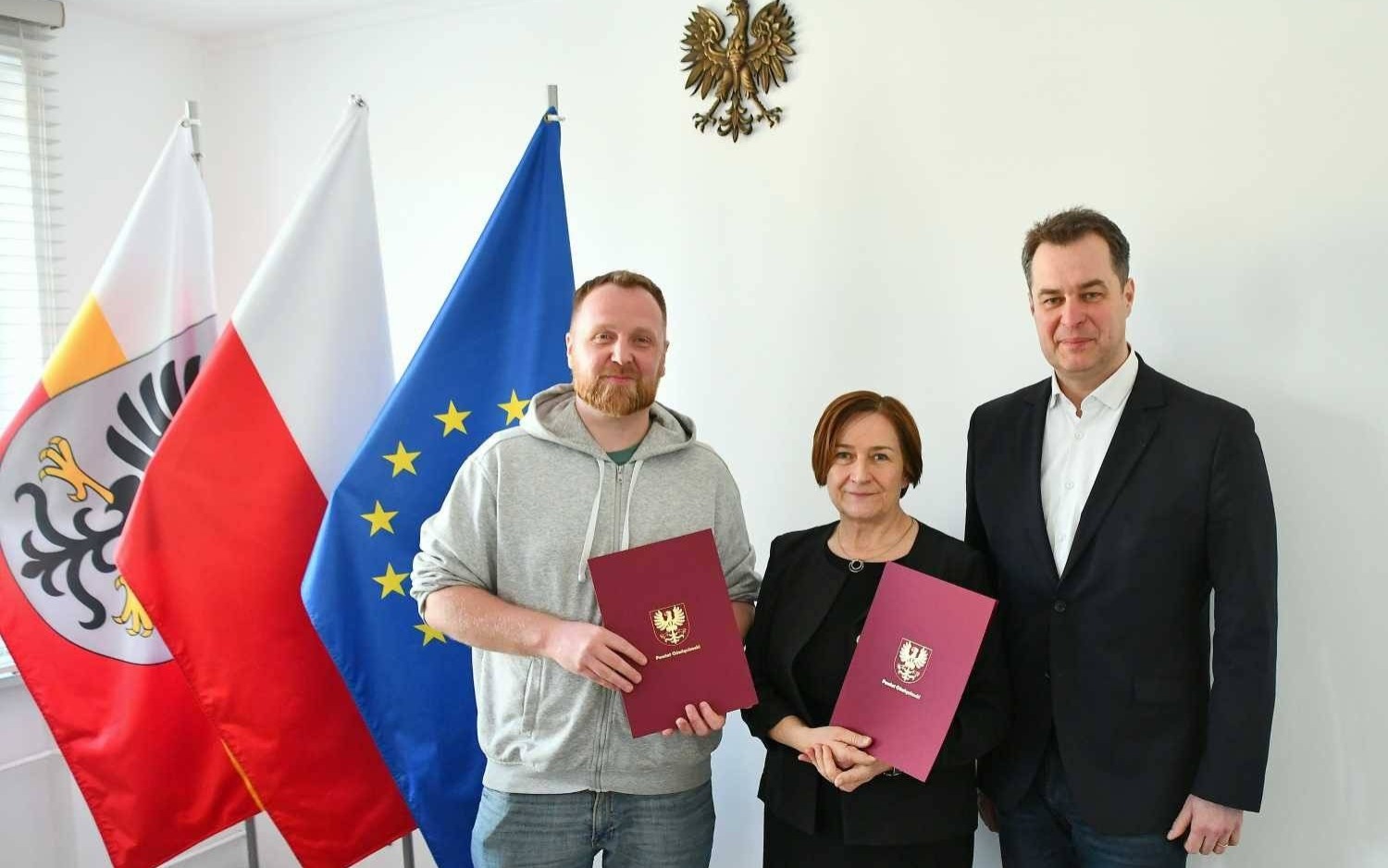 Pracownicy spółdzielni Albert oczyszczą chodnik w Porębie Wielkiej