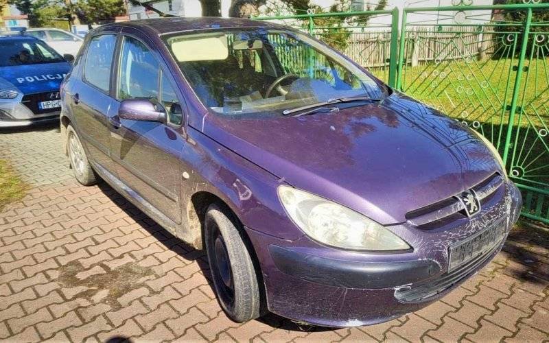 Uciekał przed policją. Schował się w stodole za wiszącym dywanem
