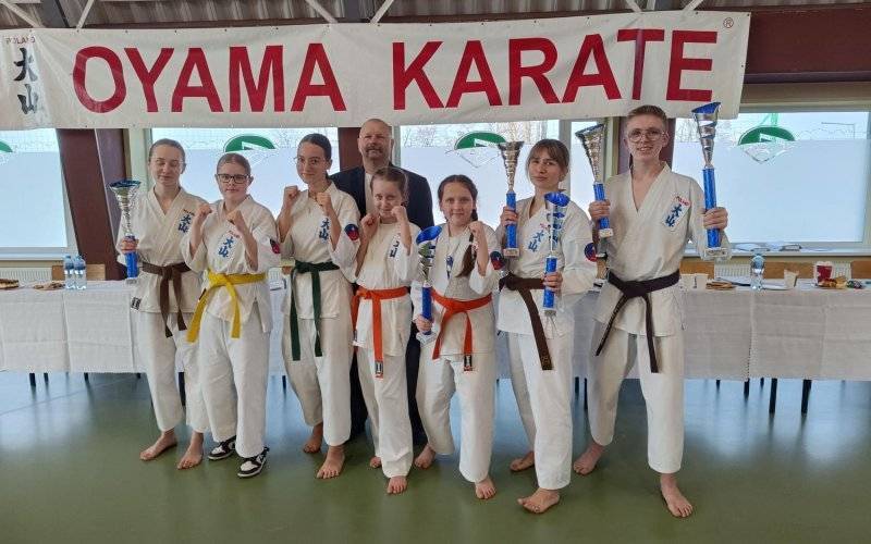 Osiem krążków karateków z Brzeszcz – FOTO