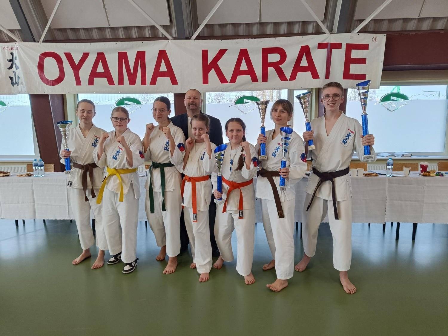 Osiem krążków karateków z Brzeszcz – FOTO