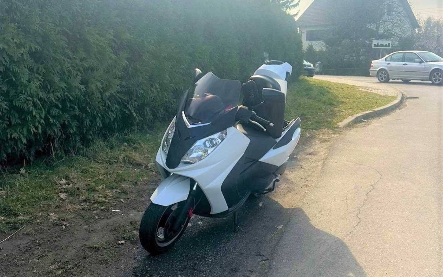 Uderzyła samochodem w skuter. 17-latek pojechał do szpitala