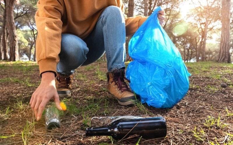 Rodzinne sprzątanie lasu i ognisko z kiełbaską