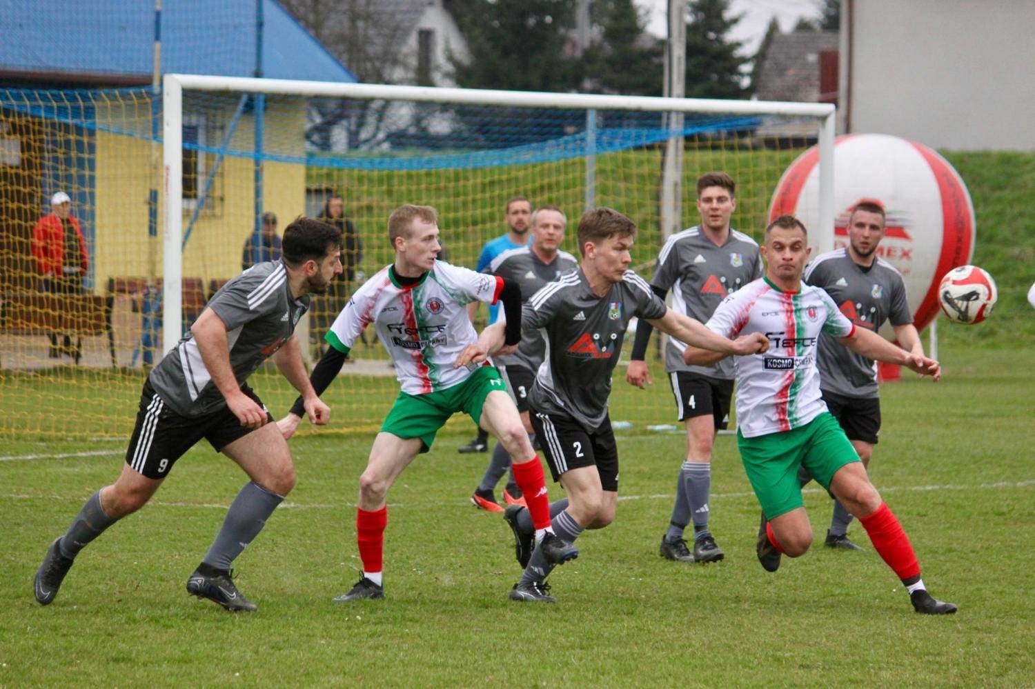 Starcia liderów z wiceliderami w najniższych ligach