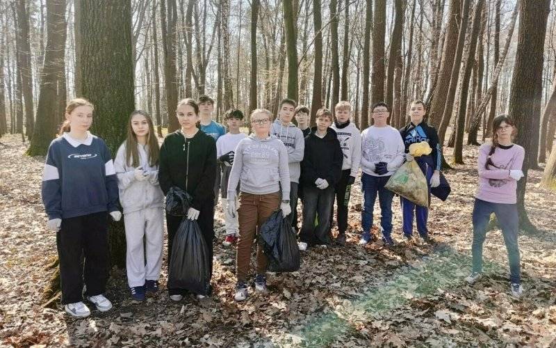Ekologiczna lekcja w terenie. Uczniowie z Podlesia w akcji