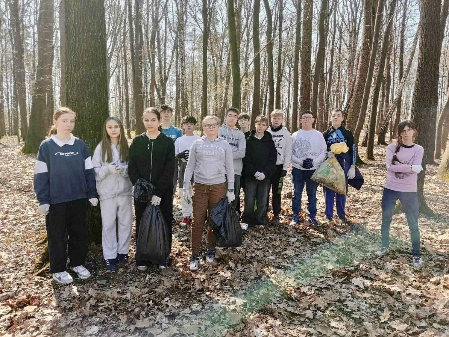 Ekologiczna lekcja w terenie. Uczniowie z Podlesia w akcji