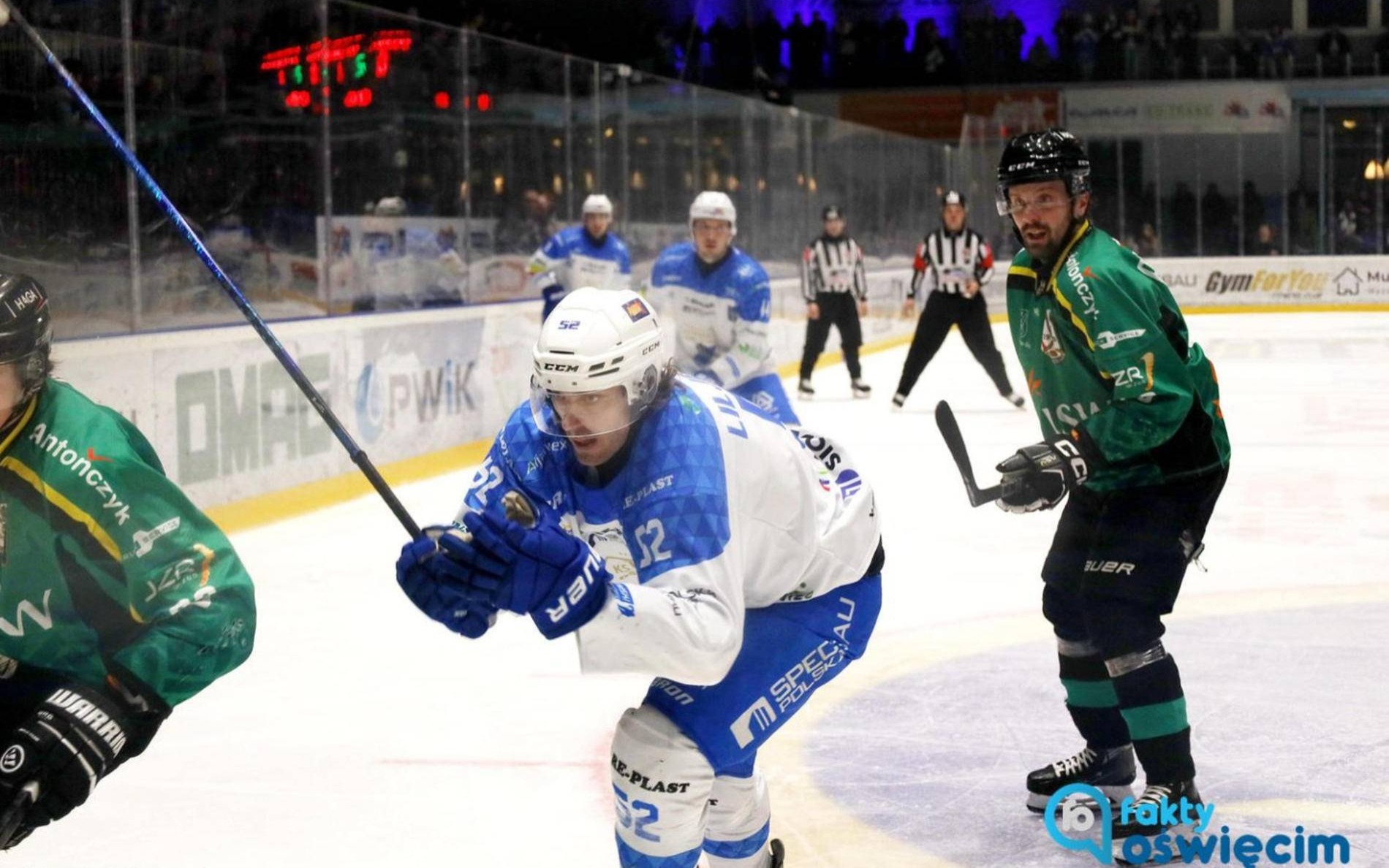 Osiem skreśleń na biało-niebieskiej liście