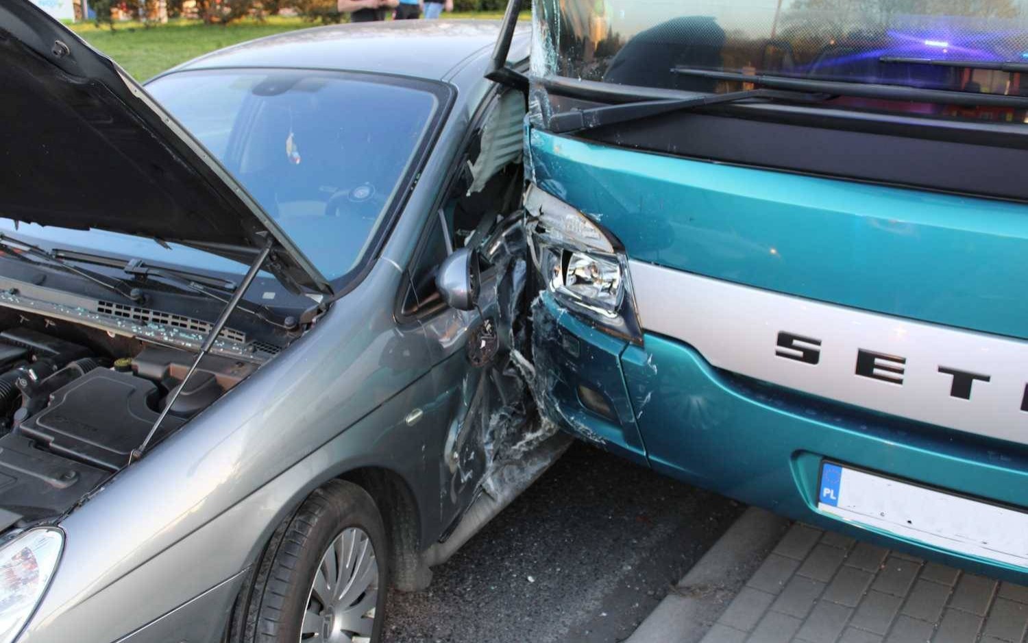 Wypadek autokaru turystycznego z blisko 50 osobami – FOTO
