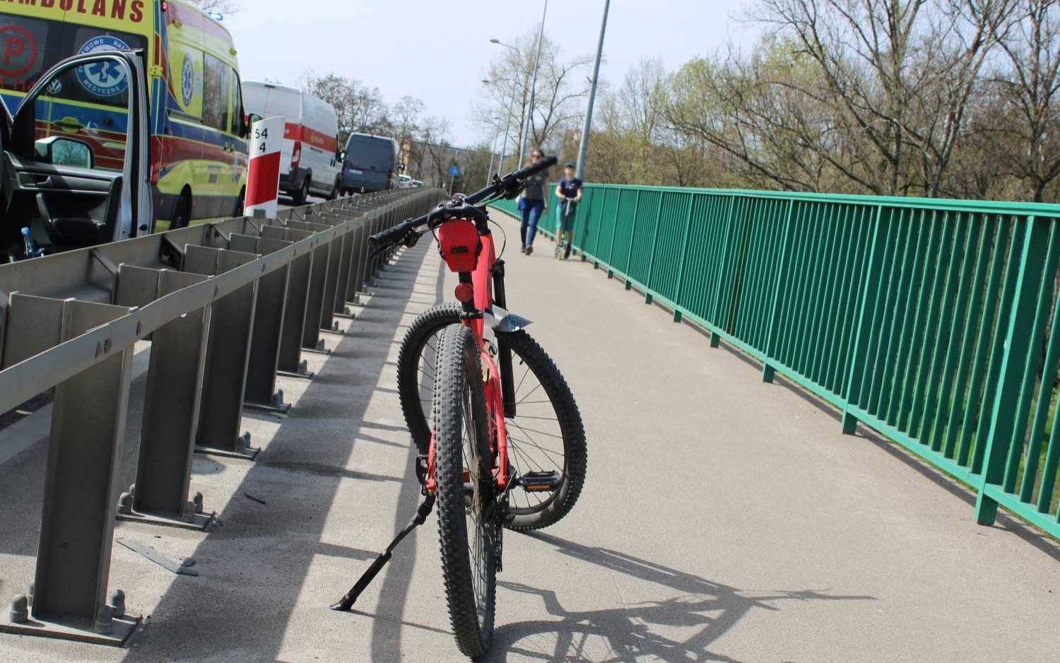 Zderzenie na ścieżce dla rowerów. Nastoletni sprawca uciekł