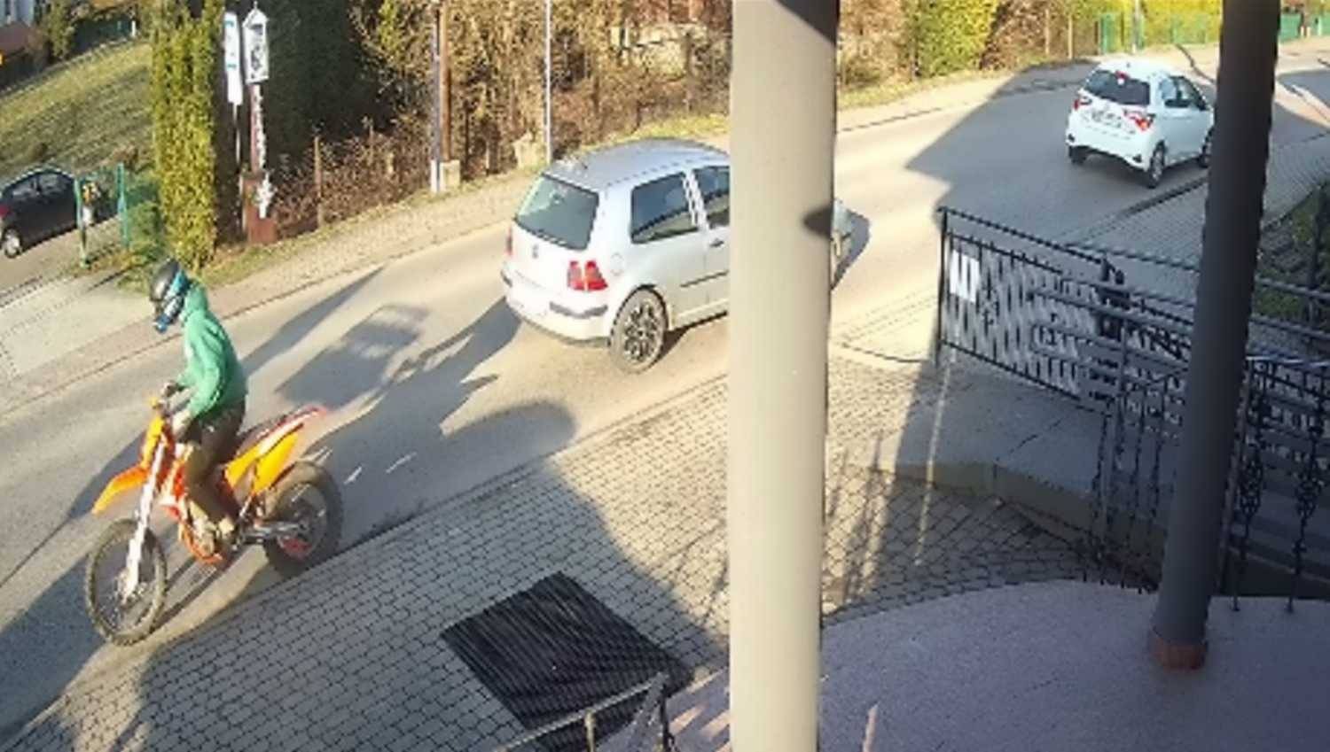 Motocyklista uderzył w samochód i uciekł z miejsca zdarzenia