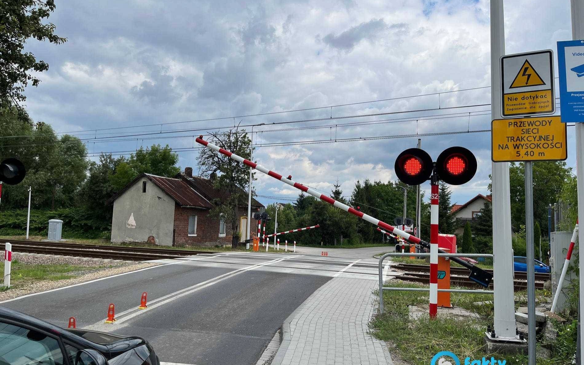 Wjechał samochodem na torowisko. Utknął między rogatkami