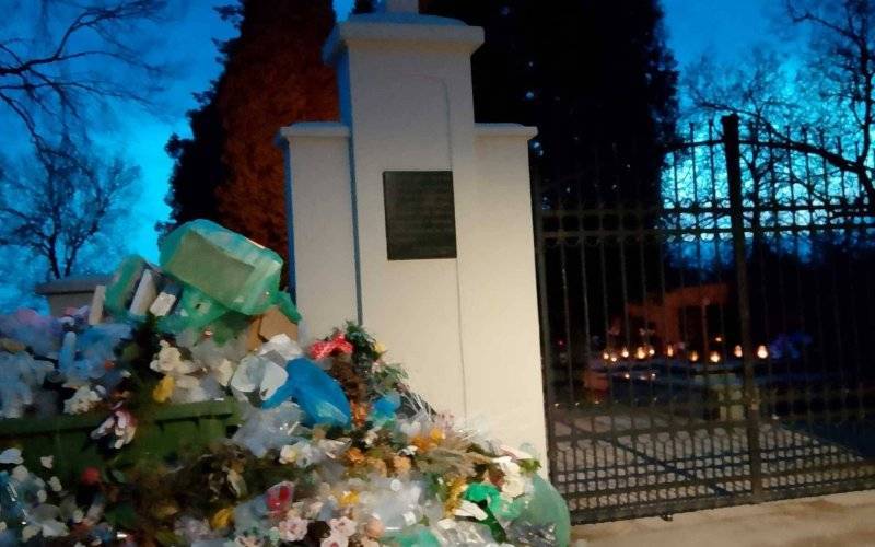 Śmieci pod tablicą poświęconą jeńcom brytyjskim