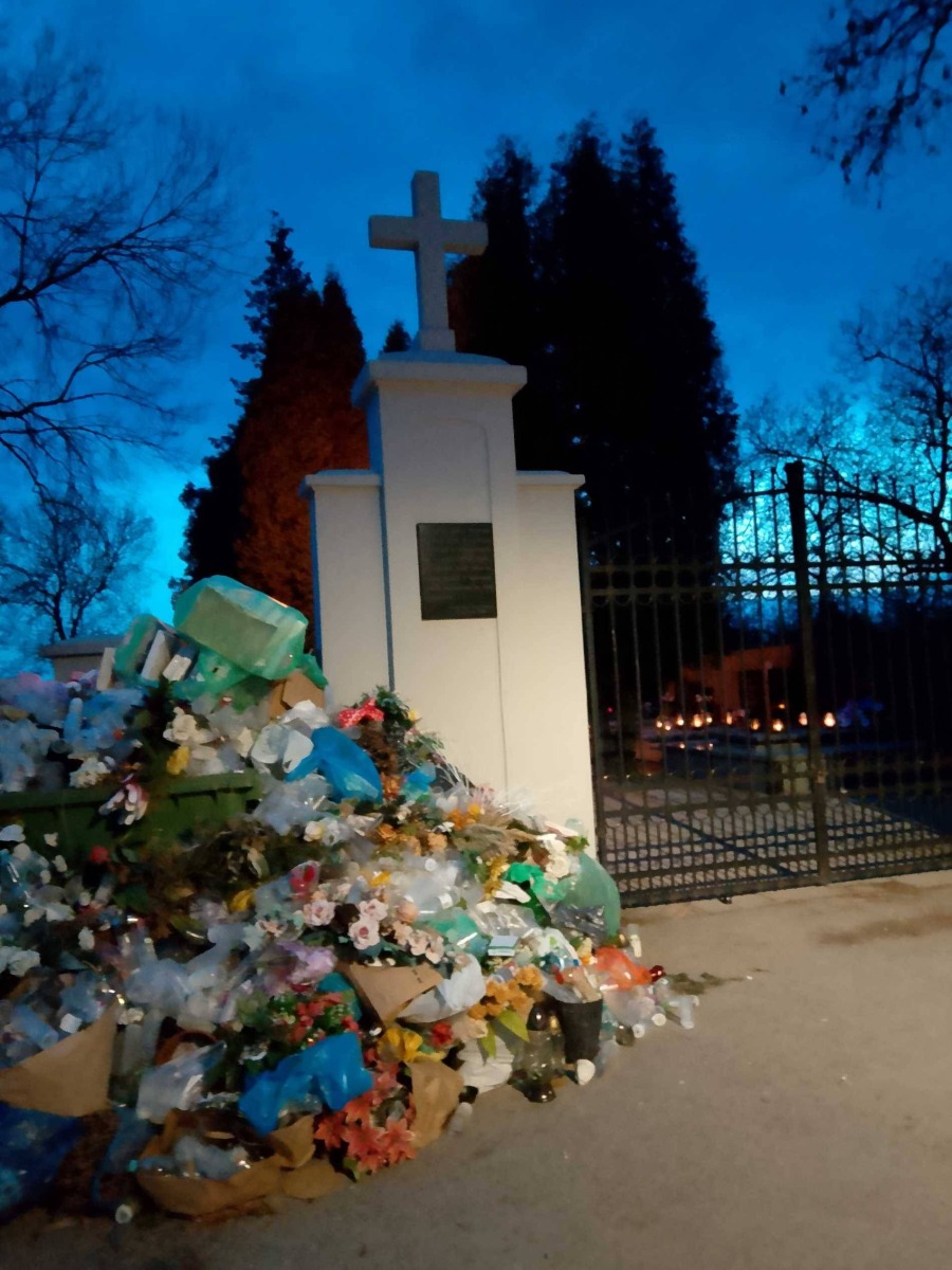 Śmieci pod tablicą poświęconą jeńcom brytyjskim