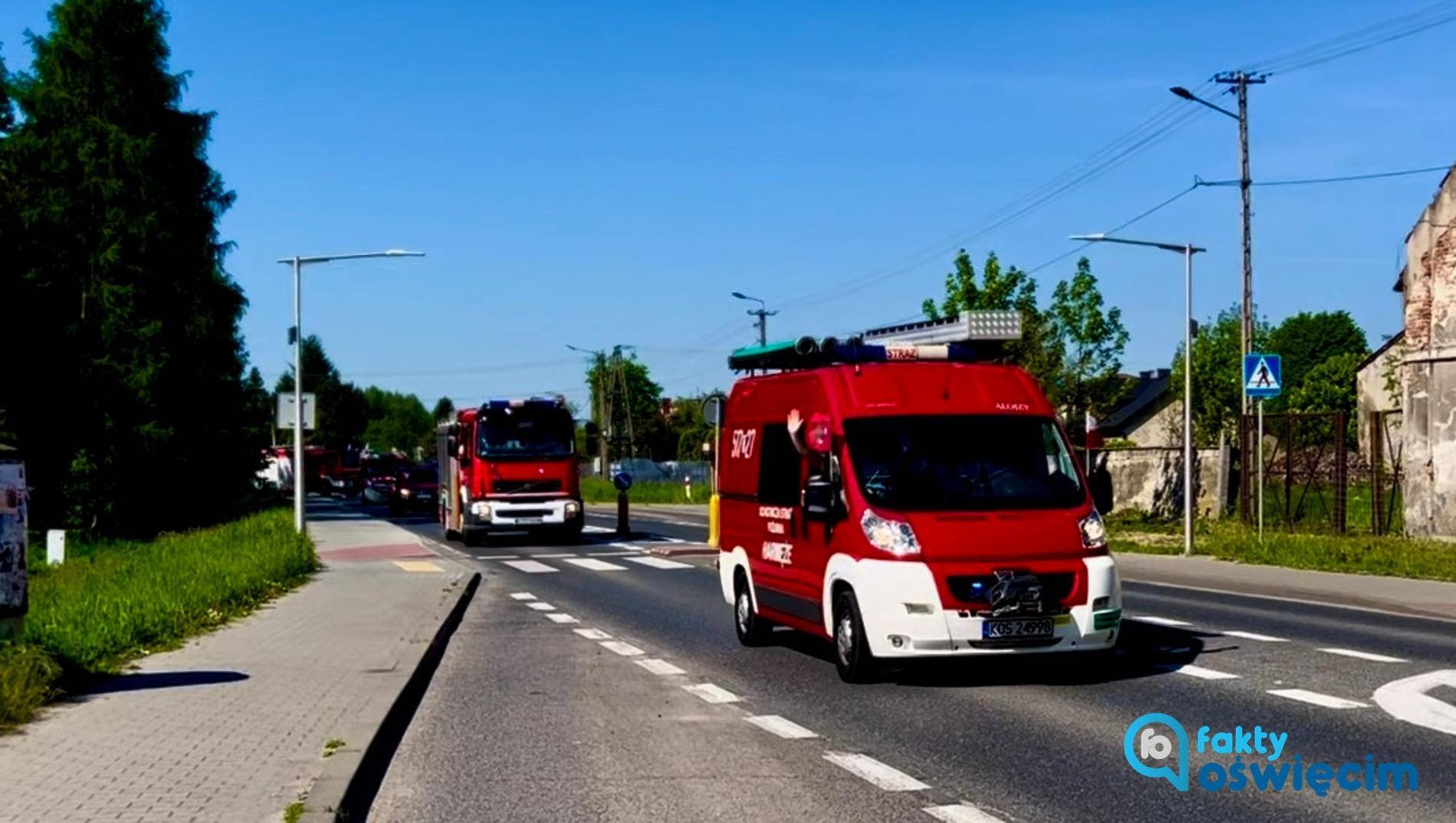 Strażacy w trasie. Mieszkańcy ich pozdrawiają – FILM