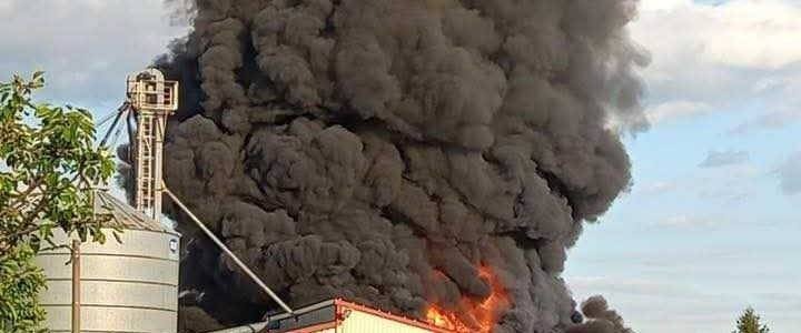 Płonie budynek z maszynami rolniczymi. W pobliżu pojemniki z gazem – AKTUALIZACJA