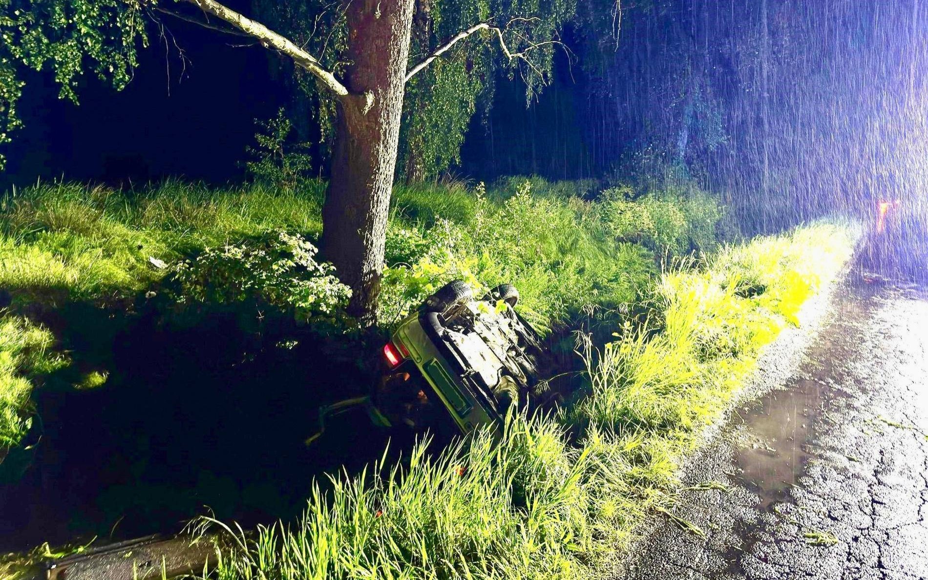 Dachowanie volkswagena. Trzy nastolatki trafiły do szpitala