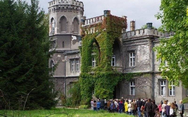 Ognisko i historia w pałacu Larischów w Bulowicach