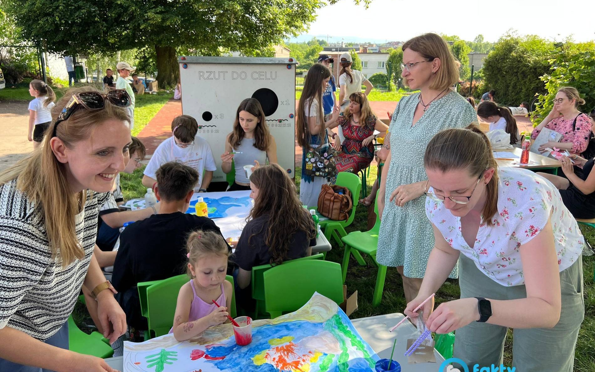 Rodziny tłumnie przybyły na piknik do Dwójki – FILM, FOTO