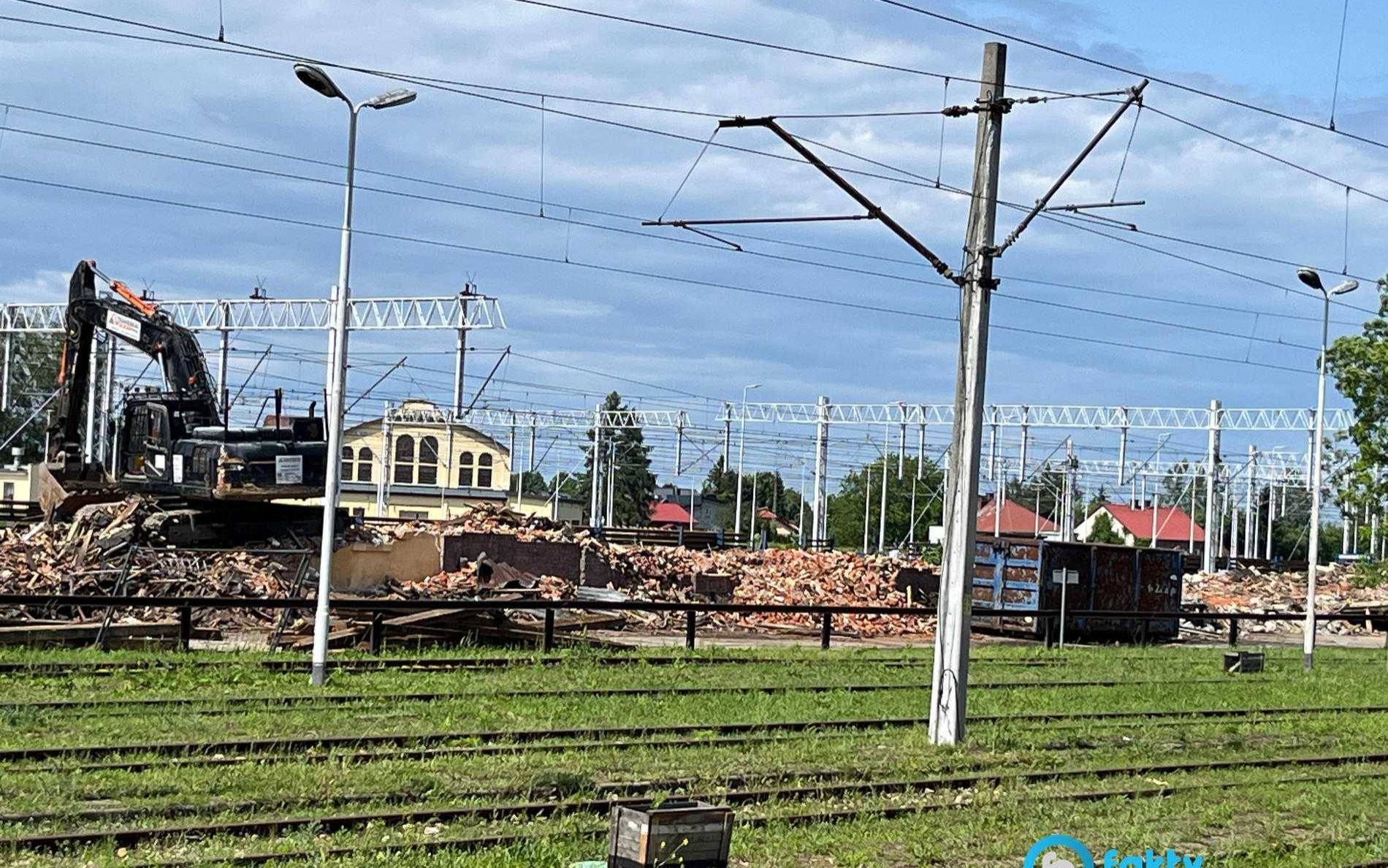 Po magazynach przy dworcu kolejowym zostały gruzy