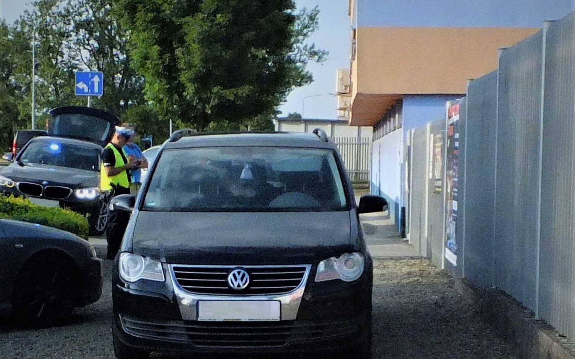 Trzyletni chłopiec wpadł pod samochód. Trafił do szpitala