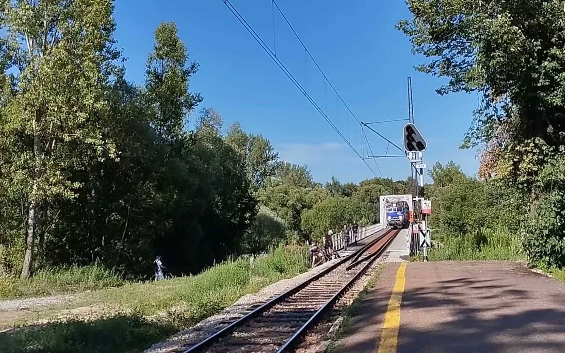 Nastolatkowie na torowisku. Zatrzymali pociąg dalekobieżny – FILM