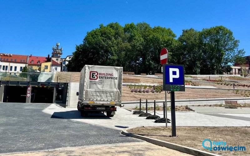 Dziewięć samochodów na nowym parkingu – FOTO