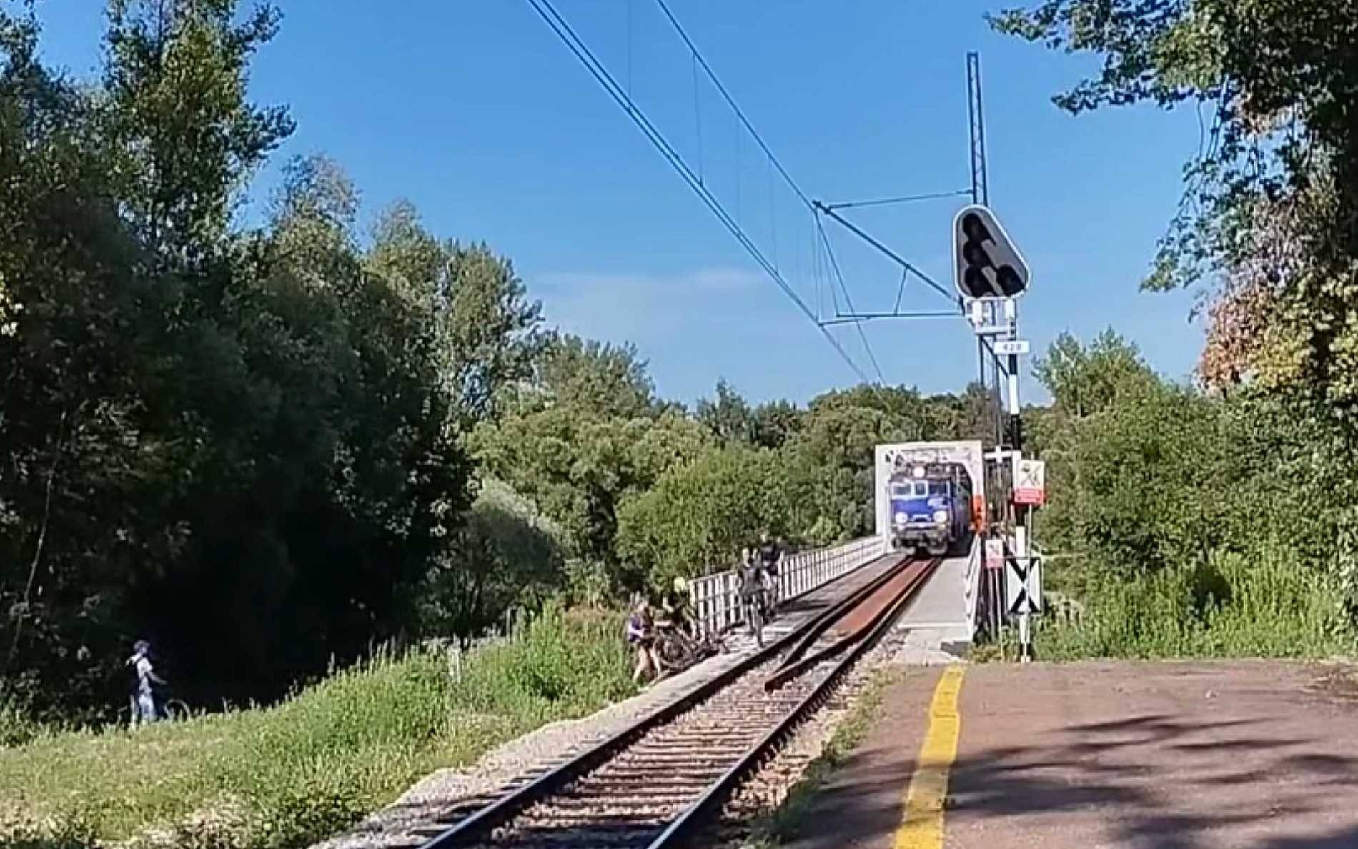 Młodzi ludzie na moście kolejowym. Będzie ciąg dalszy – AKTUALIZACJA