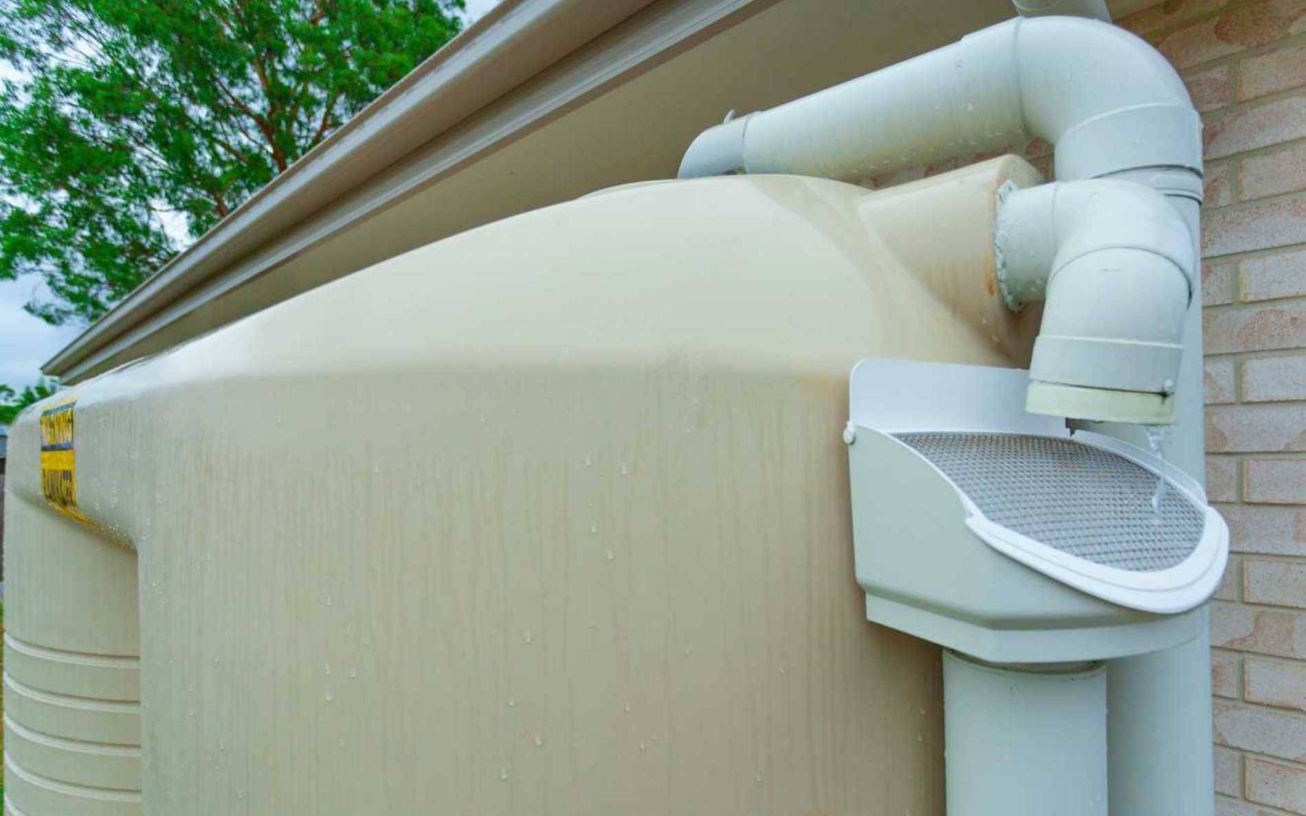 Woda na wagę złota. Warto zbierać deszczówkę