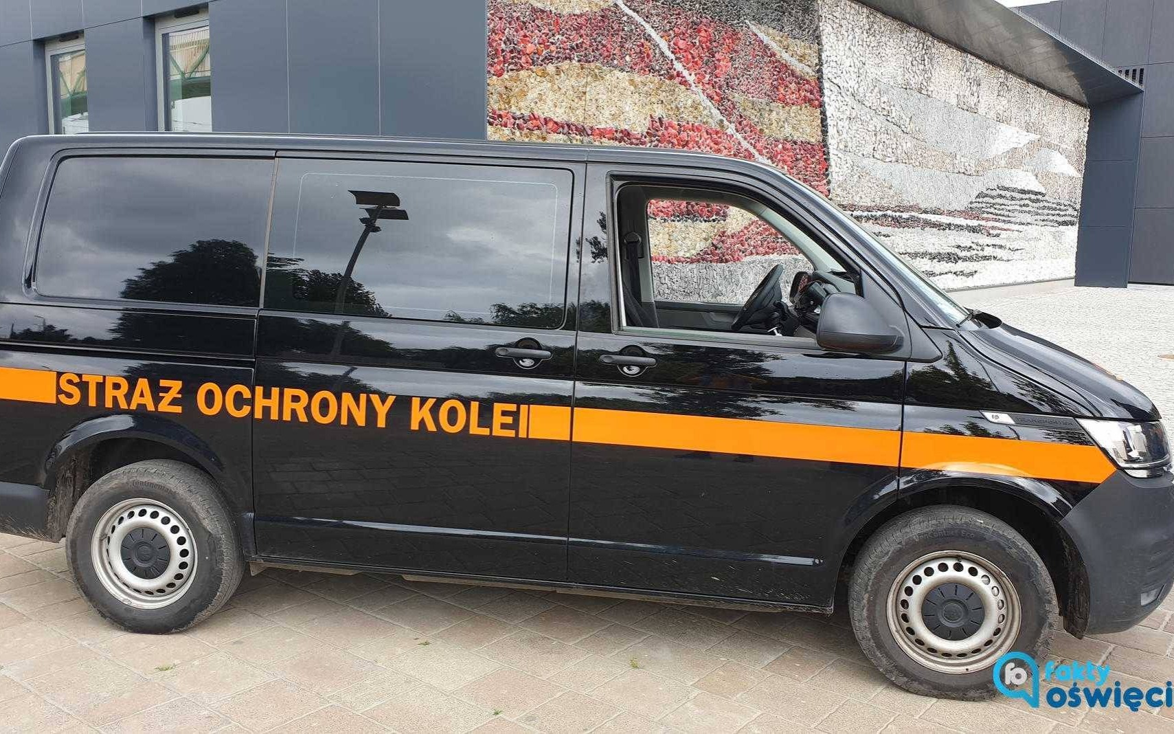 Sytuacja z mostu kolejowego mrozi krew w żyłach