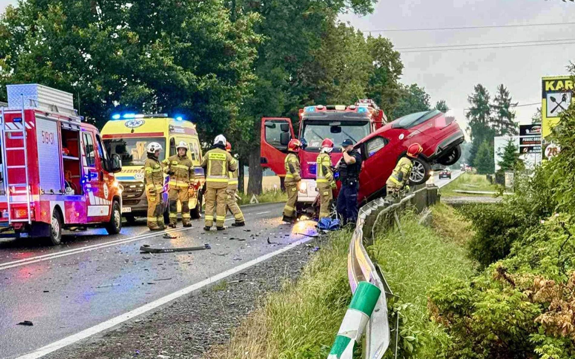 Niebezpieczny skręt w Łękach. 26-latka w szpitalu – FOTO