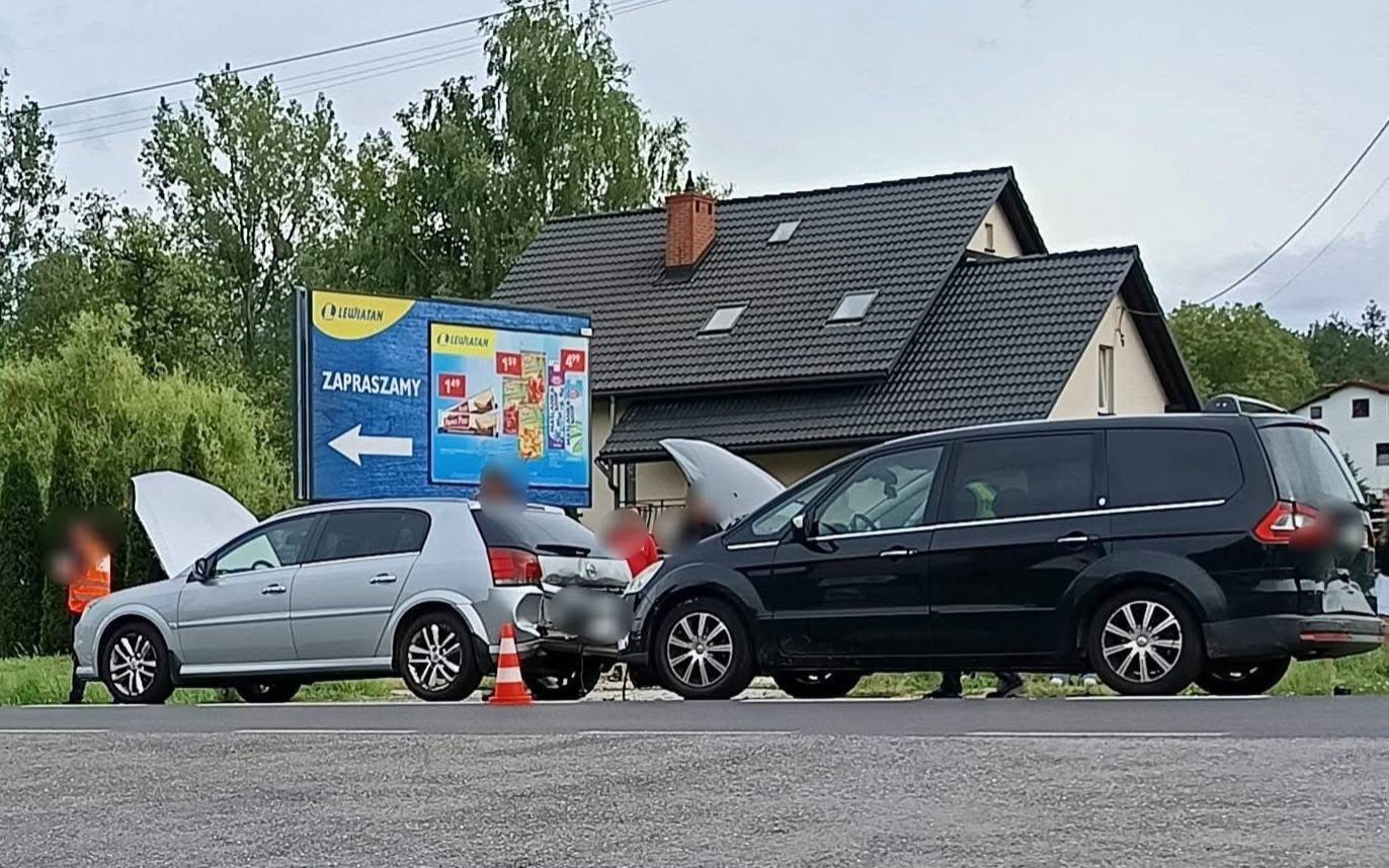 Kolizja trzech aut. Są utrudnienia na drodze krajowej nr 52